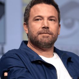 pessoa de pele clara e cabelo castanho