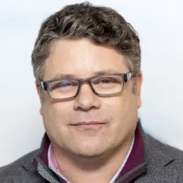 pessoa de pele clara e cabelo castanho